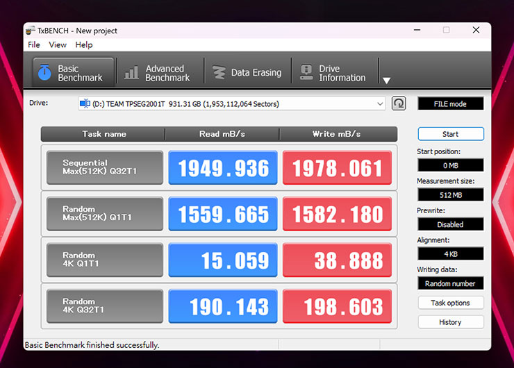 另一款 TxBENCH 實測 TEAMGROUP PD20M 的效能表現，循序讀取可達 1949.936 MB/s，循序寫入可達 1978.061 MB/s。