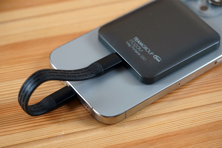 使用時可透過 Magsafe 固定於 iPhone 機身背面大大提升了 TEAMGROUP PD20M 實際使用的便利性。