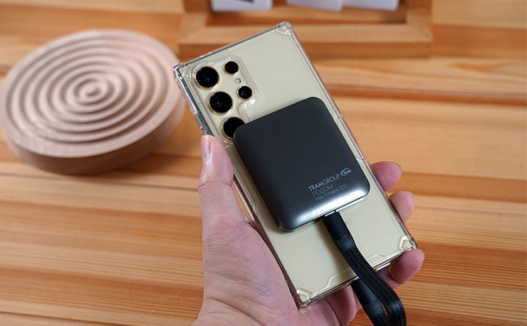 除了支援 Magsafe 的 iPhone，TEAMGROUP PD20M 也能搭配使用 Magsafe 的 Android 手機，像是阿祥使用的 Galaxy S24 Ultra 也能輕鬆相容。