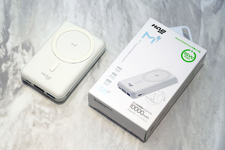 來開箱了～MagReact M1 採用白色外盒的簡約設計，內在的產品本體也是全白設計。