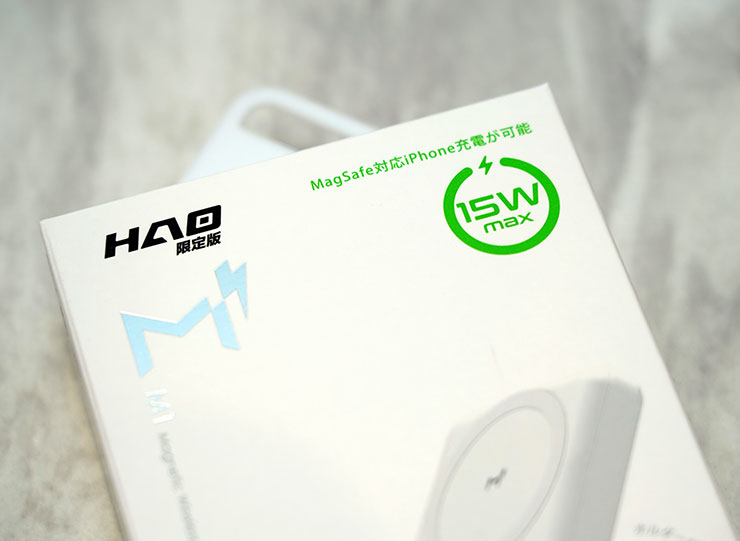 外盒正面可看到支援 Mafsafe 磁吸充電的 15W 功率。