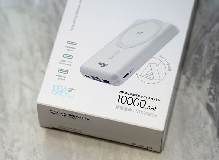 外盒正面也詳細說明了 MagReact M1 的規格，包括兩種電力輸入（Lightning、USB-C）、兩種電力輸出（USB-C、USB-A）埠口，可摺疊式支架與 10000mAh 電量，同時有線輸出也支援 PD 3.0 快充。