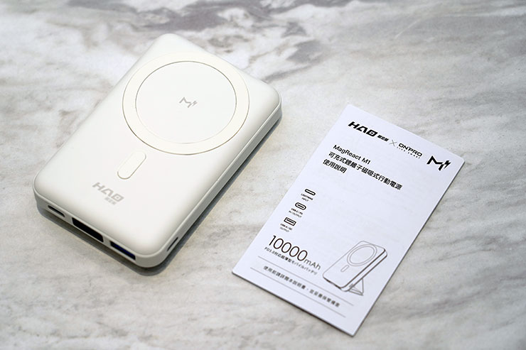 盒內物品包括 MagReact M1 與說明書，充電線材與充電器可與 iPhone 共用。