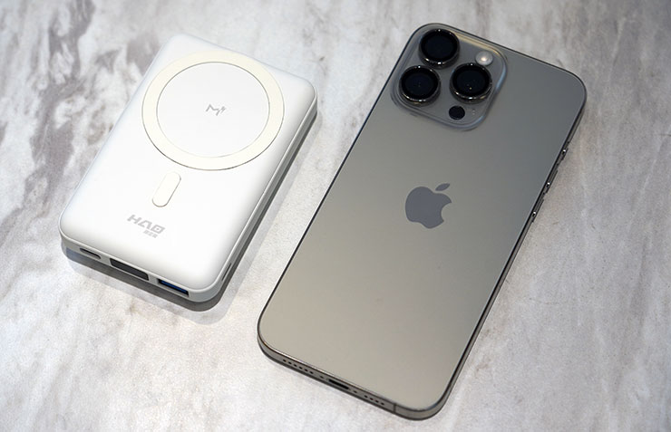 MagReact M1 與 iPhone 15 Pro Max 的大小尺寸比一比。