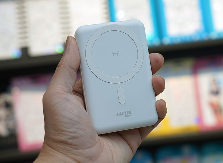 MagReact M1 重量僅 189g，拿在手上的大小與重量剛剛好，機身正面可看到 Magsafe 磁吸圈。