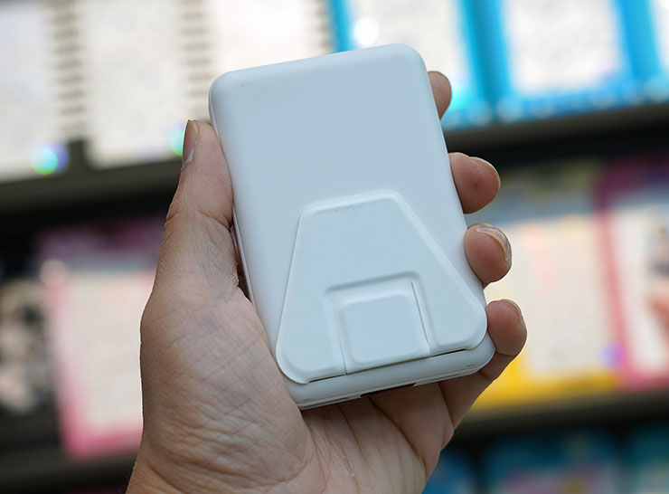 MagReact M1 機身背面內建有可摺疊式支架。