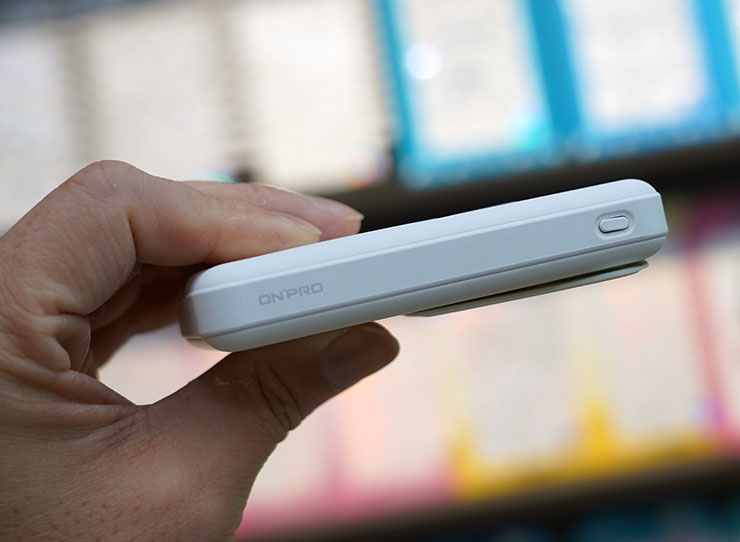 側面可看到電源鈕與協力廠商 OnPro 的 LOGO。
