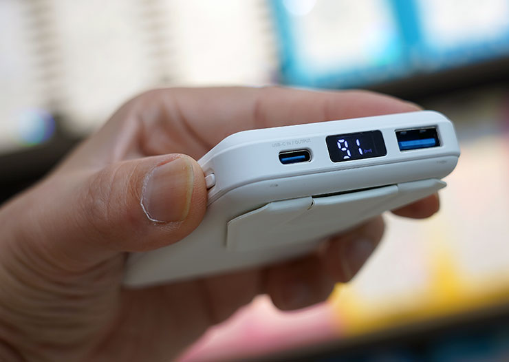 底側有 USB-C（支援電力輸入 / 輸出）、USB-A（支援電力輸出）與顯示電量的小螢幕。