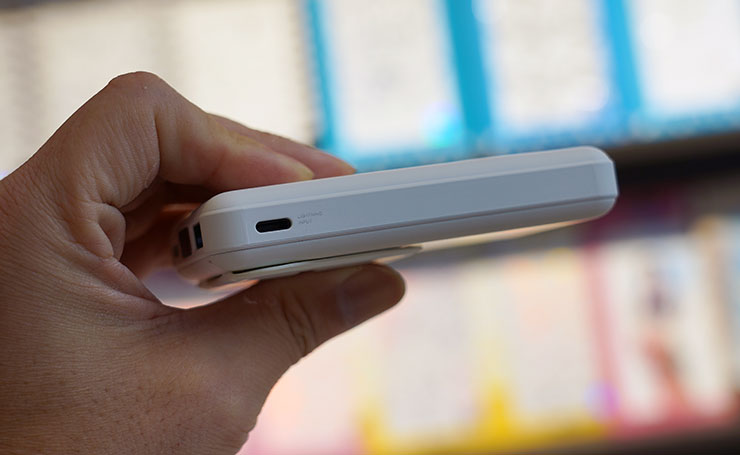 另一側有支援電力輸入的 Lightning 埠。