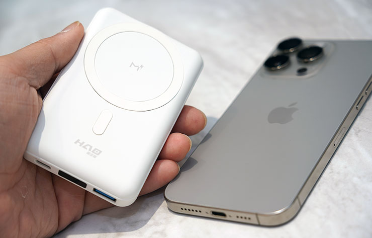 MagReact M1 將磁吸圈對準 iPhone 機身背面即可牢固吸附並開始無線充電。