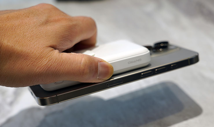 MagReact M1 的吸力達 0.8 公斤，因此像這樣直接吸起 iPhone 15 Pro Max 並左右上下晃動也不用擔心手機會掉落。