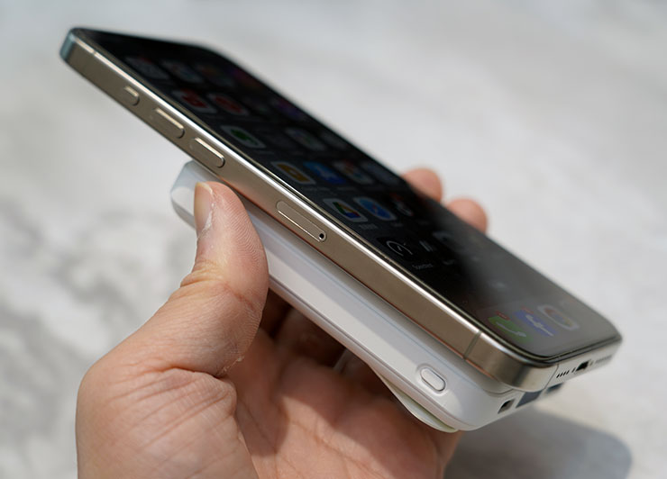 使用 MagReact M1 充電中也不影響手機正常使用。