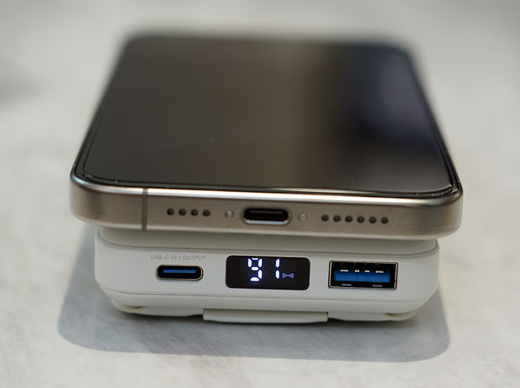 MagReact M1 的電量可隨時透過下方的顯示螢幕查看。