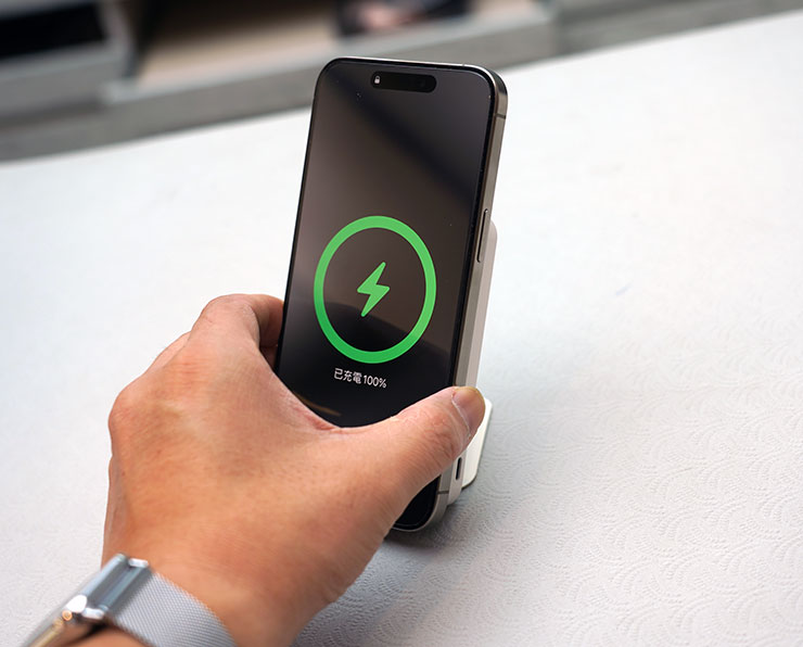 MagReact M1 架立時手機靠近即可透過磁吸固定充電，非常方便。