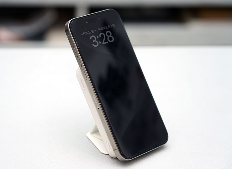 MagReact M1 架立起來放上手機充電的樣子，也能直接單手滑手機，刷刷 IG Reels 或 Tiktok 也非常方便。