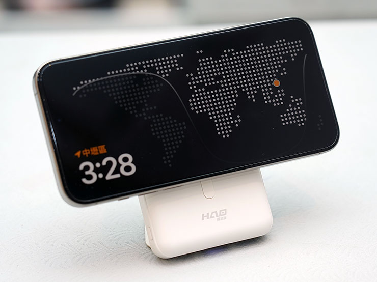 MagReact M1 架立狀態磁吸 iPhone 充電，也可以旋轉畫面為橫式，除了一般追劇，手機待機時也可以開啟螢幕保護程式的時鐘、行事曆、相簿…等功能。