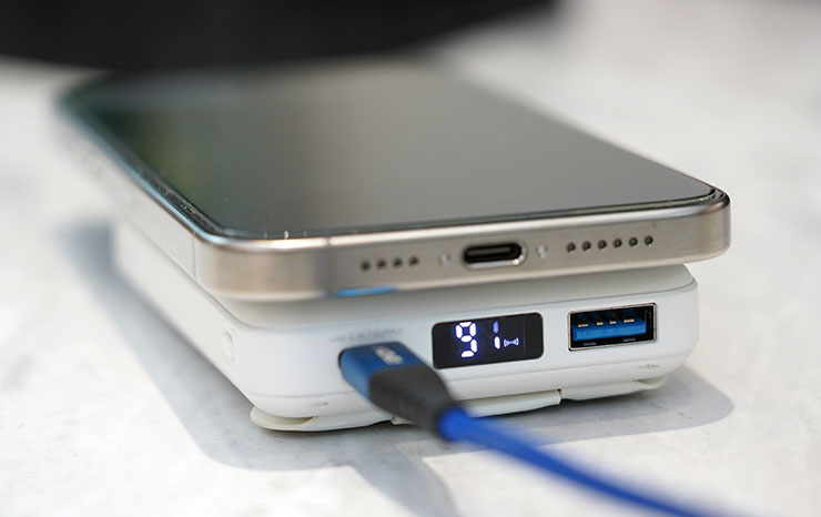 若是使用 USB-C 為 MagReact M1 補充電力，則需要以平躺方式使用。