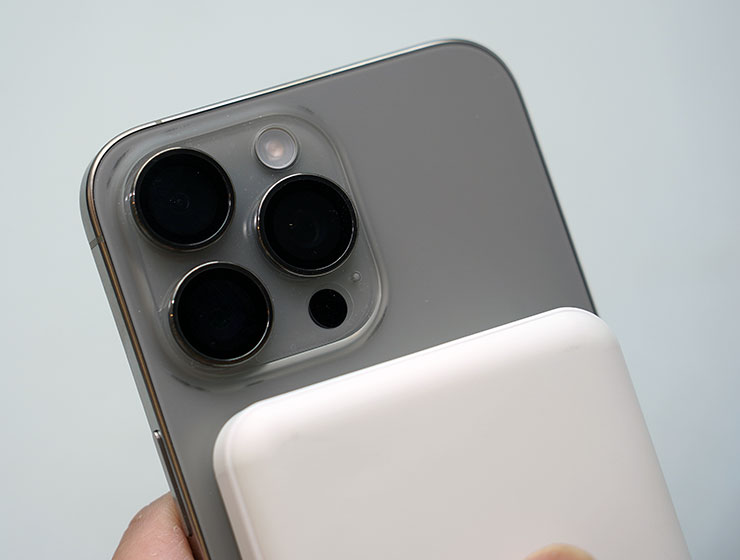 MagReact M1 的尺寸為 iPhone 系列量身打造，使用時也完全不會遮擋到主鏡頭，包括超廣角鏡頭也不會擋到哦！