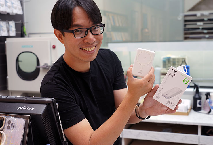 HAO 限定版 MagReact M1 磁吸無線充電行動電源是小豪包膜自有品牌 2024 年最新推出的手機週邊新品，上手之後真的覺得非常好用，真心推薦給大家！