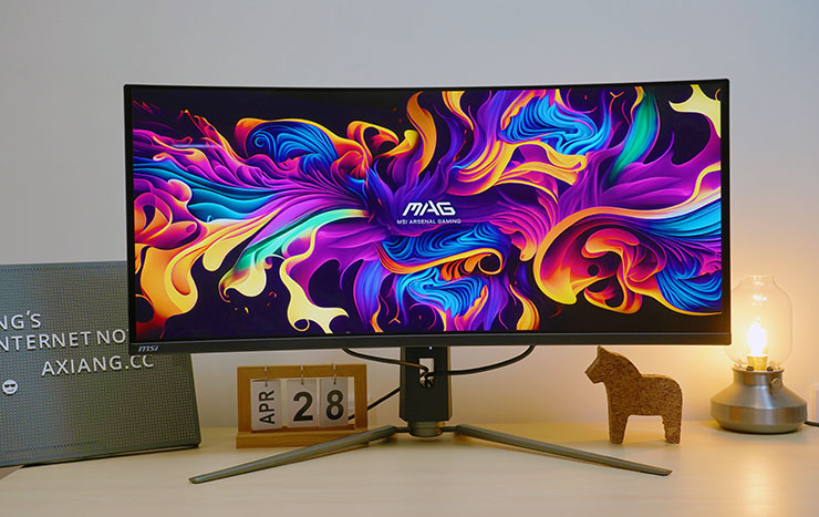 MAG 341CQP QD-OLED 是一款 21:9 超寬比例的 1800R 曲面電競顯示器，採用三星 QD-OLED 面板不僅顯色優異，也有更高的亮度與對比度。