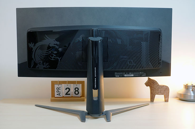 MAG 341CQP QD-OLED 的機身背面設計與過去 MSI 的電競顯示器有蠻大的不同，可以看到面板與機身區分兩個區塊，分別為黑色霧面與亮面材質，整體看起來簡約不少。