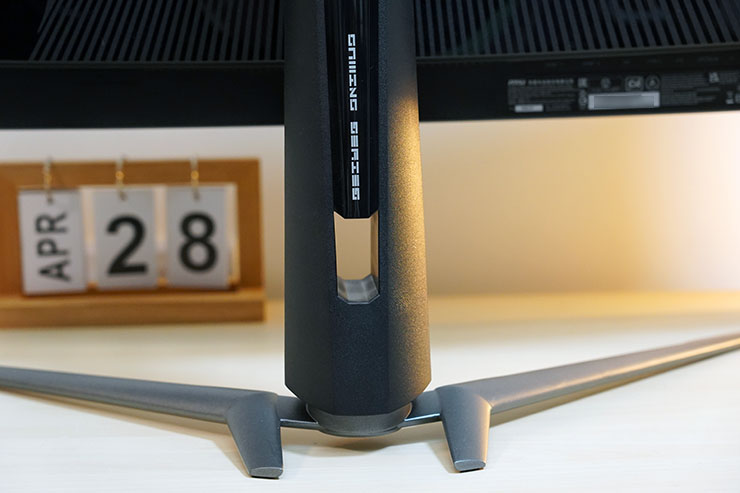 MAG 341CQP QD-OLED 的支架、腳座採用免工具組裝設計，安裝非常簡單，且支架與腳座的可調整性更佳，後面會為大家實際示範。