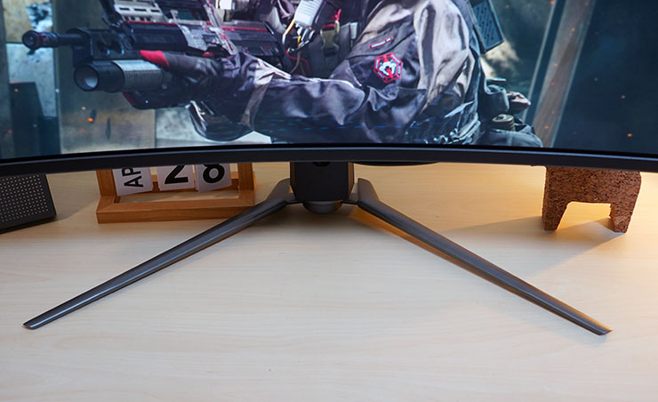 腳座設計是曲面顯示器常見的 Y 型設計，能更穩固支撐較大體積的顯示器本體，且不會太過佔用空間。