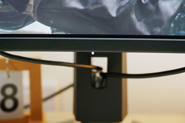 支架有預留整線孔，可以將電源線與訊號線都收納好。