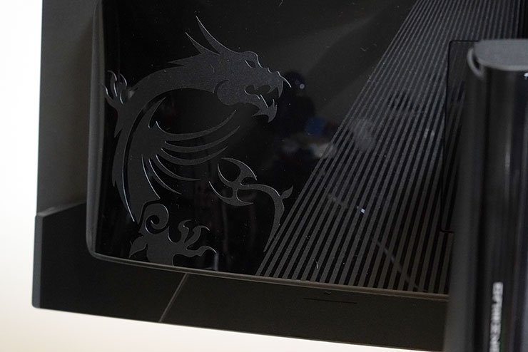 機身背面依舊可以看到 MSI 標誌性的龍魂圖騰，相較於過去小小的盾徽，這次變成尺寸更大的紋飾，並搭配了具速度感的線條裝飾。