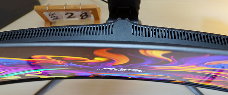 MAG 341CQP QD-OLED 的散熱孔設置於機身頂部，內部也加上石墨烯薄膜與定製的散熱鰭片，無需風扇就能保持穩定運作且完全靜音。