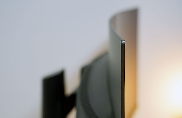 相較於一般 LCD 模組的複雜，QD-OLED 的結構較為簡單因此機身可以做到極薄。