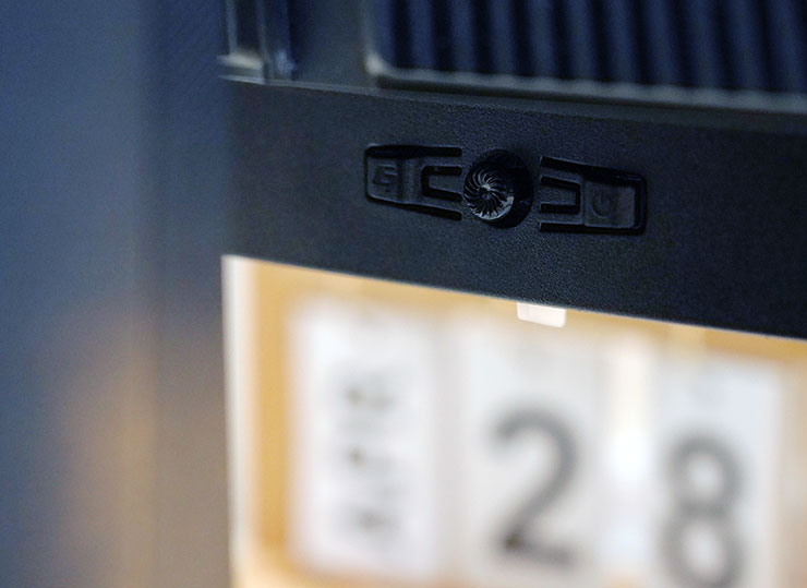 與過去設計在螢幕右側後方不同，機身後側的中央可以看到 OSD 五方向操控桿、電源鈕與 G 功能鈕模組。