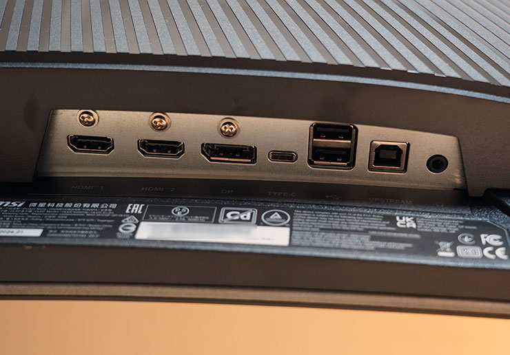 連結埠設置於機身底部，包括兩組滿血版的 HDMI 2.1 埠，可支援 48 Gbps 的傳輸速度，另外也有一組 DisplayPort 1.4、一組支援 15W 充電與視訊輸入的 USB-C 埠，還有兩組 USB-A 擴充埠可透過 USB-B 與電腦連結啟用，並能支援 KVM 功能，讓多台連結顯示器的電腦透過單組鍵盤、滑鼠操控，另外還有一組 3.5mm 的音訊輸出孔，可將 HDMI 訊號接入的聲音輸出至揚聲器。