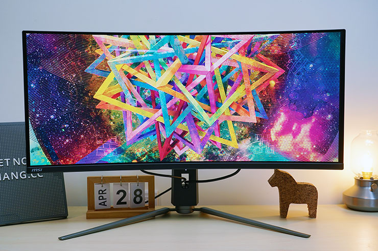 MAG 341CQP QD-OLED 採用 QD-OLED 面板，顯色能力達 99% DCI-P3 色域，色彩還原度極佳，細節層次更分明。