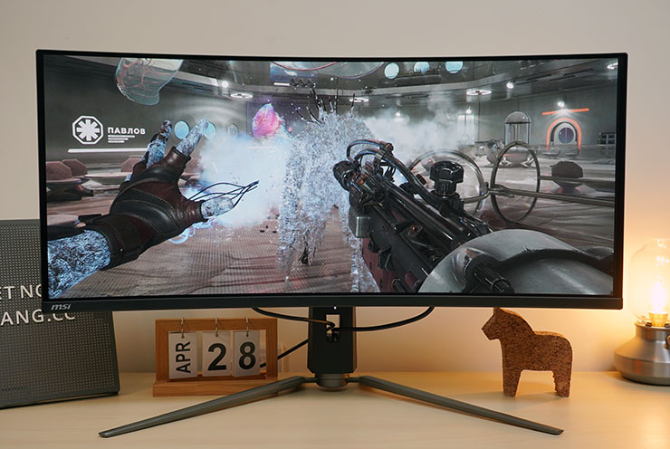 FPS 遊戲《原子之心》融合科幻與奇幻風格的戰鬥場景在 MAG 341CQP QD-OLED 讓人覺得真實感十足，且曲面設計也讓人更有代入感。