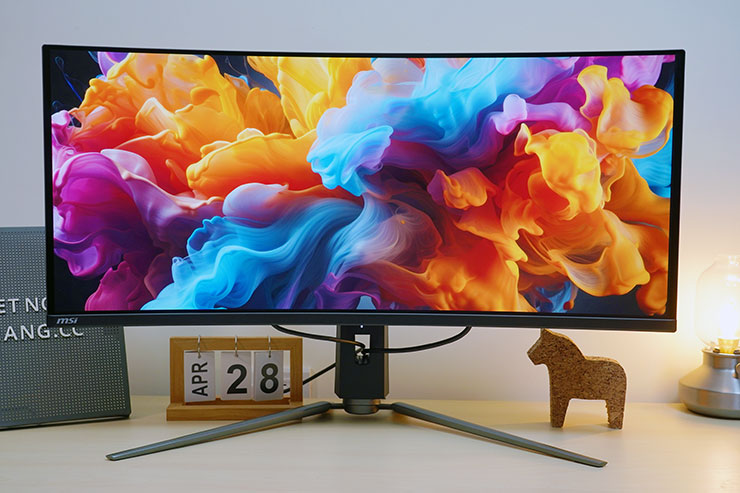 MAG 341CQP QD-OLED 優異的顯示效果絕對稱得上是市面上電競顯示器中數一數二之選，相較於一般的 LCD 顯示器也有很明顯的落差，有試過就能體會。