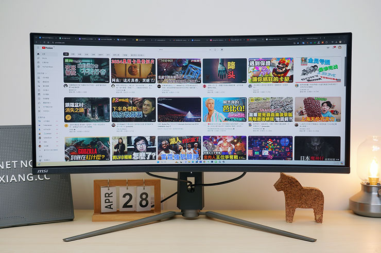 MAG 341CQP QD-OLED 的 21:9 比例與 3440 x 1440 px 的解析度也帶來更大的顯示範圍，能在同一畫面之下顯示更多內容，自然也增加了資訊瀏覽的效率。