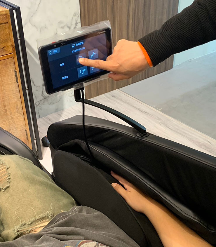 【2024版】大型按摩椅選購推薦分享:OSIM、FUJI、輝葉、喬山、Tokuyo / Panasonic、高島、OGAWA 七大品牌實測心得 - 阿祥的網路筆記本 世界之座溫感按摩椅採用平板觸控式遙控器,介面簡單好上手。