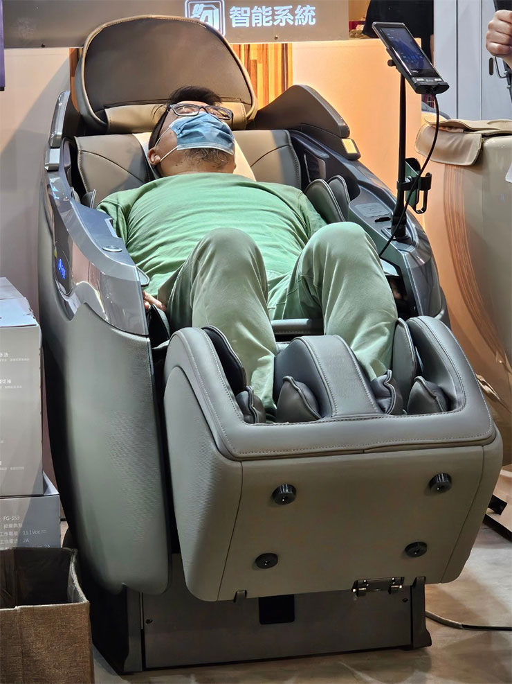 【2024版】大型按摩椅選購推薦分享:OSIM、FUJI、輝葉、喬山、Tokuyo / Panasonic、高島、OGAWA 七大品牌實測心得 - 阿祥的網路筆記本 雙 AI 極智椅整體的按摩體驗相較過去的摩術椅要進步許多,尤其腿部與腳底按摩的部份更是有感升級。