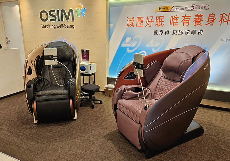 【2024版】大型按摩椅選購推薦分享:OSIM、FUJI、輝葉、喬山、Tokuyo / Panasonic、高島、OGAWA 七大品牌實測心得 - 阿祥的網路筆記本 5 感養身椅目前提供三種顏色款式,除了展間擺放的神秘紫(右)與星耀銅(左)之外,最新推出的是由韓國藝人玄彬代言的太空黑。