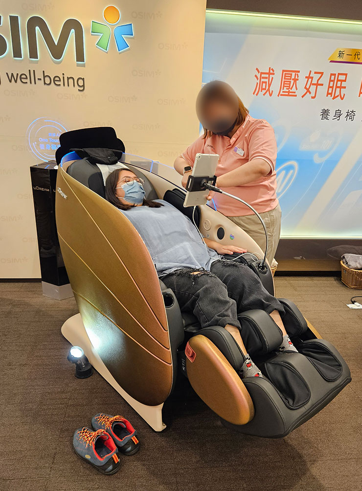 【2024版】大型按摩椅選購推薦分享:OSIM、FUJI、輝葉、喬山、Tokuyo / Panasonic、高島、OGAWA 七大品牌實測心得 - 阿祥的網路筆記本 5 感養身椅的流線設計與配色都很有質感。