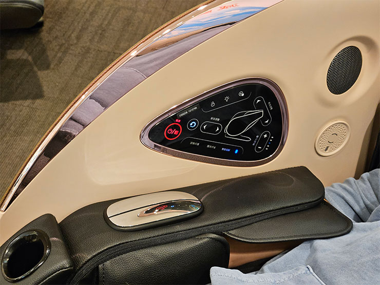 【2024版】大型按摩椅選購推薦分享:OSIM、FUJI、輝葉、喬山、Tokuyo / Panasonic、高島、OGAWA 七大品牌實測心得 - 阿祥的網路筆記本 除了手機 APP 連線控制,5 感養身椅的內側右方控制面板可以快速且便利的調整按摩體驗。
