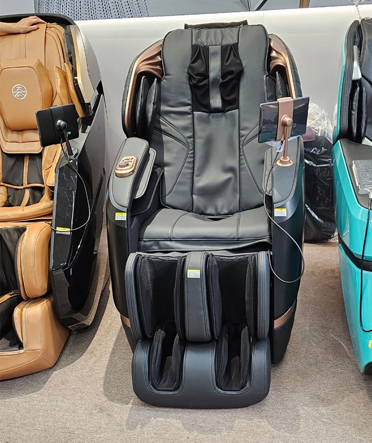 【2024版】大型按摩椅選購推薦分享:OSIM、FUJI、輝葉、喬山、Tokuyo / Panasonic、高島、OGAWA 七大品牌實測心得 - 阿祥的網路筆記本 雙力士 AI 智能椅(中)相較左邊的星空椅 3.0 尺碼小了一號,相對比較不佔空間,但功能性卻不輸。