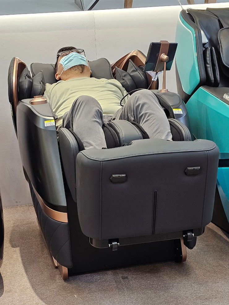 【2024版】大型按摩椅選購推薦分享:OSIM、FUJI、輝葉、喬山、Tokuyo / Panasonic、高島、OGAWA 七大品牌實測心得 - 阿祥的網路筆記本 雙力士 AI 智能椅相對坐起來較能服貼身型,椅身支撐性還不錯,但頭部後方有一點空洞會讓頸部懸空稍稍不舒適。