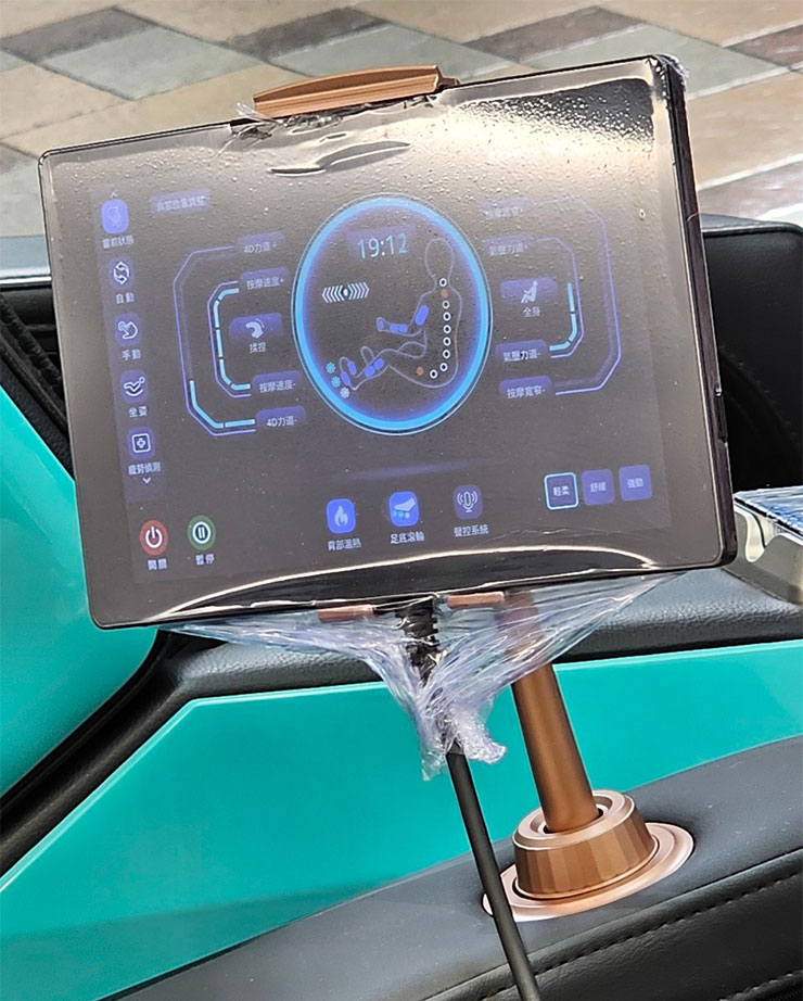 【2024版】大型按摩椅選購推薦分享:OSIM、FUJI、輝葉、喬山、Tokuyo / Panasonic、高島、OGAWA 七大品牌實測心得 - 阿祥的網路筆記本 雙力士 AI 智能椅的控制器採用大尺寸的平板觸控設計,介面很有科技感,但略顯複雜,介面功能看起來很多。