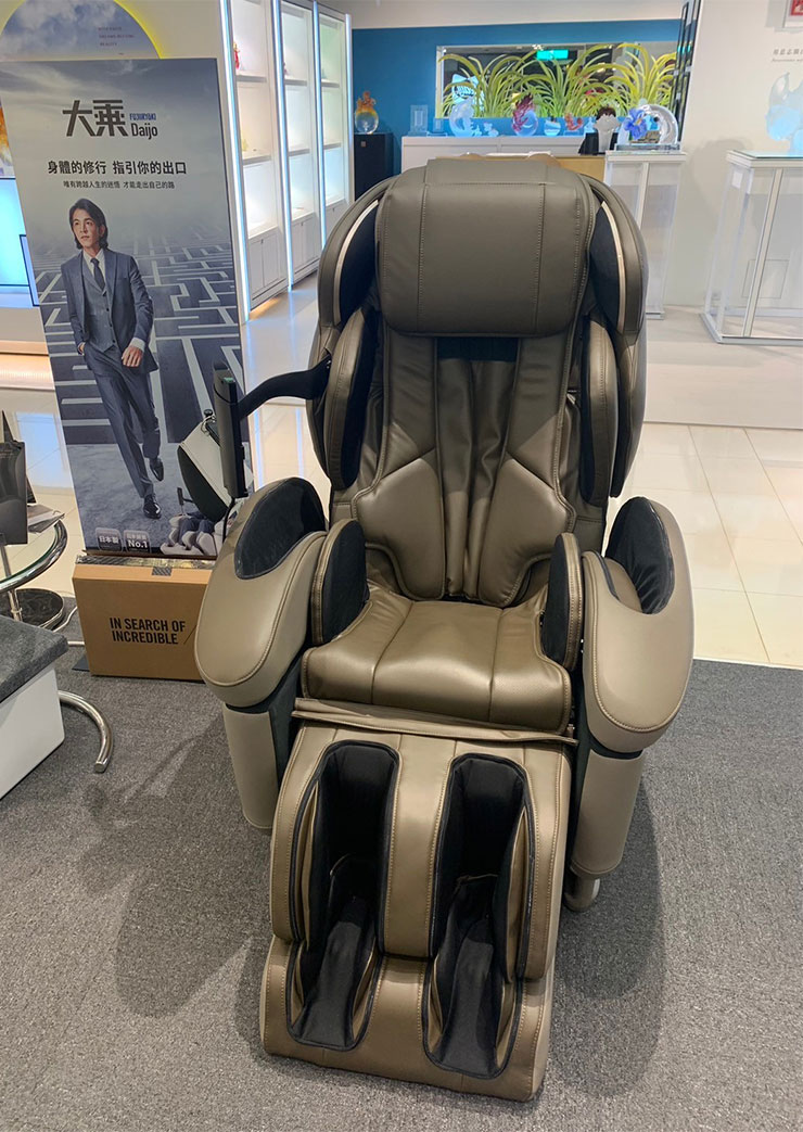 【2024版】大型按摩椅選購推薦分享:OSIM、FUJI、輝葉、喬山、Tokuyo / Panasonic、高島、OGAWA 七大品牌實測心得 - 阿祥的網路筆記本 Daijo 大乘 JP-3000 5D-Ai Plus 採用較傳統的座椅式設計,整體的質感不錯,尤其皮面看起來蠻挺的。