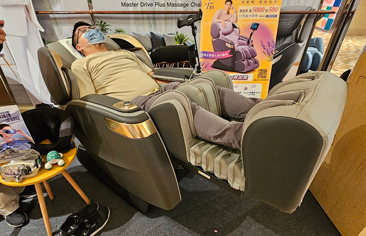 【2024版】大型按摩椅選購推薦分享:OSIM、FUJI、輝葉、喬山、Tokuyo / Panasonic、高島、OGAWA 七大品牌實測心得 - 阿祥的網路筆記本 AI 智能大師椅的腿部按摩器有自動伸縮對應功能,可移動上方的氣囊按摩器照顧到小腿與膝蓋部位。