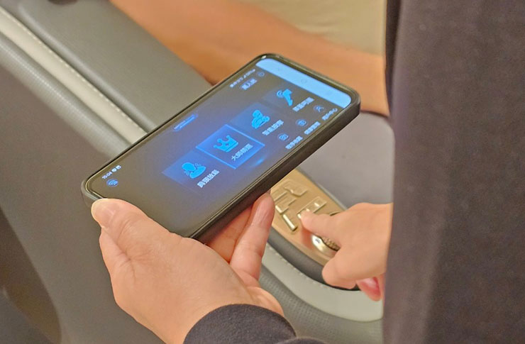 【2024版】大型按摩椅選購推薦分享:OSIM、FUJI、輝葉、喬山、Tokuyo / Panasonic、高島、OGAWA 七大品牌實測心得 - 阿祥的網路筆記本 AI 智能大師椅的控制介面有專屬的 APP 可以和按摩椅連線,當天因為店員是臨時調過來支援的,所以沒有設定平板,而是先用他的手機連線操作,實際上購買 AI 智能大師椅會標配一台 iPad Mini 作為控制器。