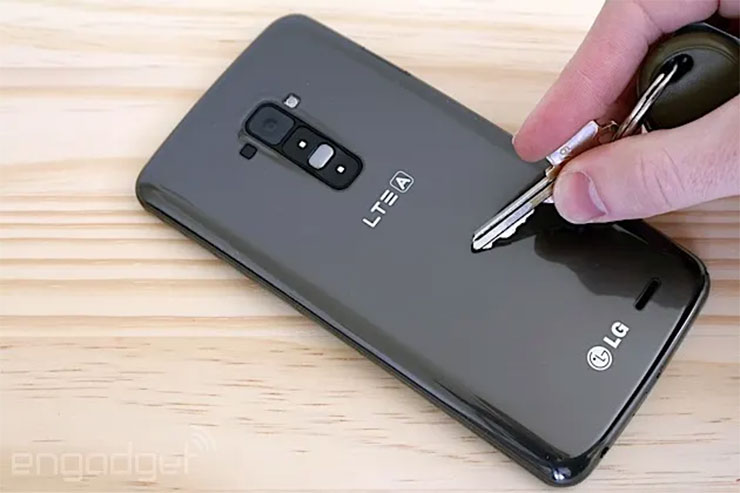 LG G Flex 具備「可修復背蓋」（圖片來源：engadget）