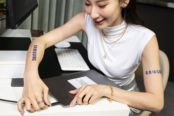 ViewFinity S80UD和S60UD具備90W USB-C接口，可為筆記型電腦及顯示器快速充電。